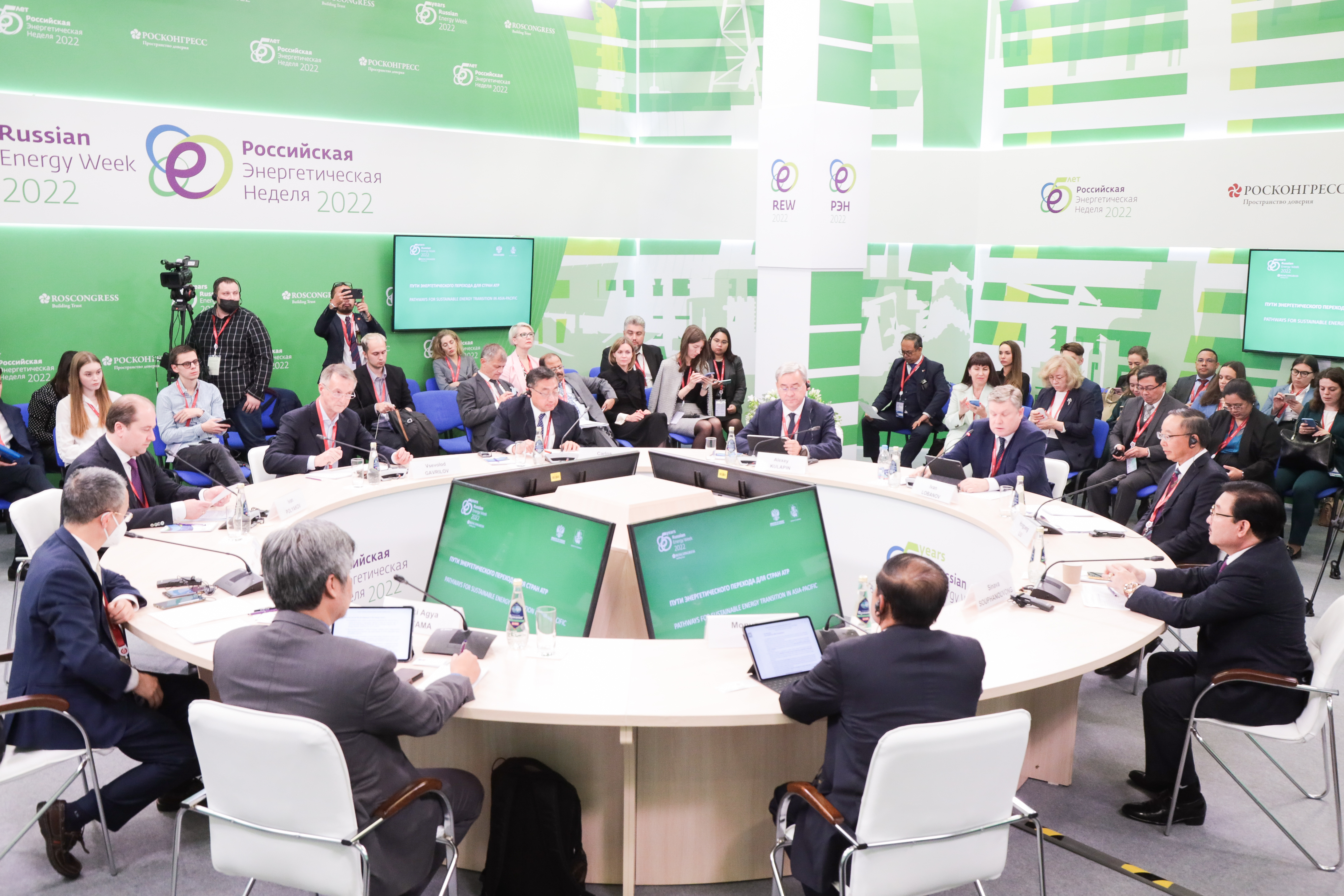 Жас ресейліктердің алдап жүрген порнографиялық суреттері Нағыз алдаушы әйел секс жасырын камера